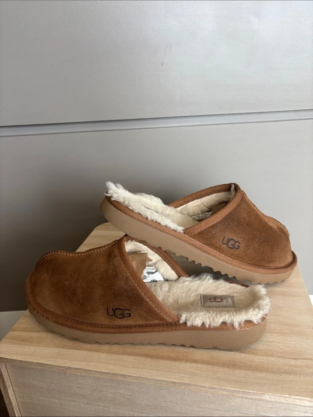 UGG Big Kid unisex slippers chestnut brown size 5 - fits women’s size 7